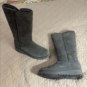 UGG Kara Treadlite Gray Suede Boots. Water Resistant. Wear up or cuffed. Sz 9.